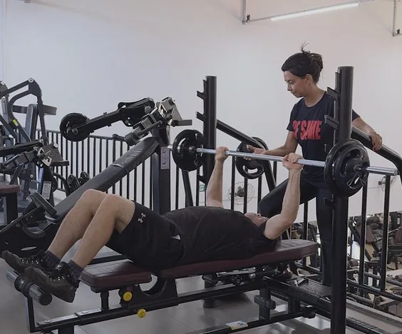 Participante do ATG em Movimento durante um exercício na academia