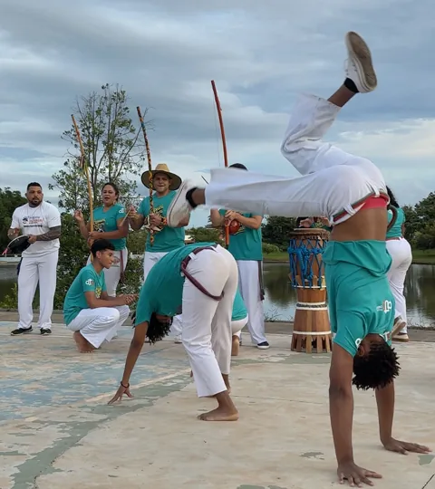 Participantes em uma atividade de capoeira do projeto CRESCER