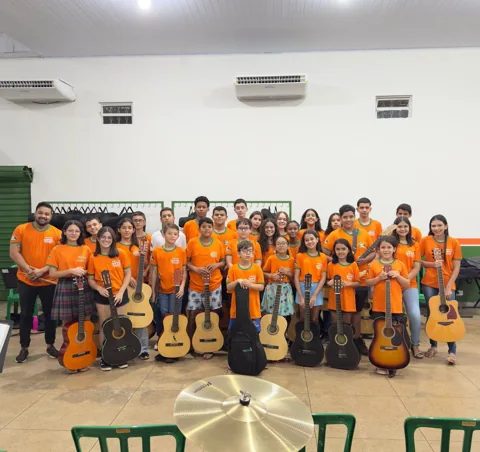 Grupo de participantes do Sons e Tons com seus violões