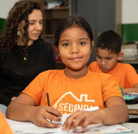 Criança em uma atividade de aprendizagem do projeto Segunda Casa